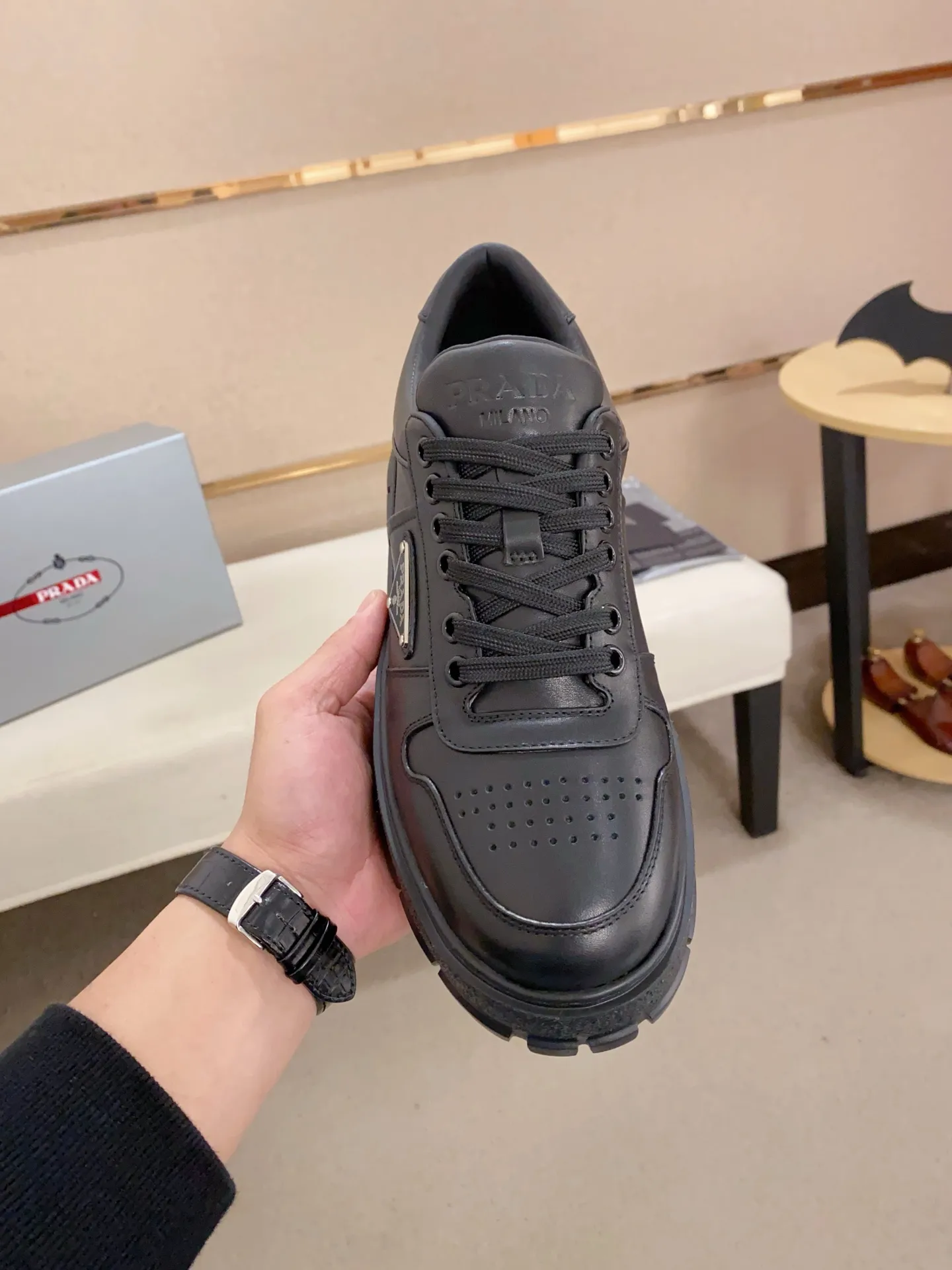 Men's shoes💰 620💰 ✔️✔️✔️Higher version High-quality new PRADA counters are launched simultaneously. The new men's shoes and 😘fabrics are selected from first-layer cowhide and are made by pure handicrafts. Lining: Full cowhide lining. 👍🏿 High-end ☄️ air-cushion molded anti-slip rubber outsole, exquisite lines, simple and elegant, comfortable and high-end for leisure travel. Code number: 38 to 44